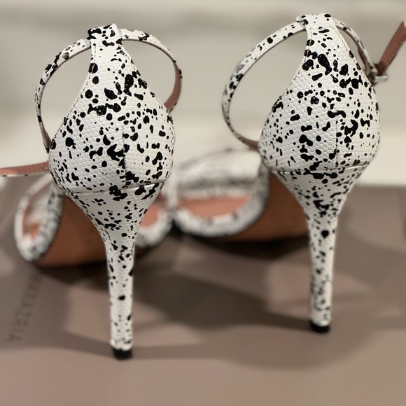 BCBG Ellettra Sandal. Size 7 Blk/Wht - Picture 3 of 3